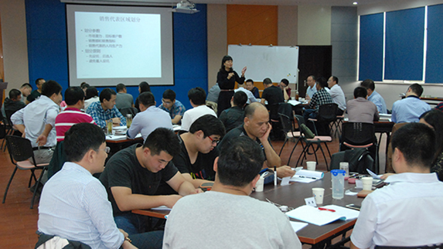 公司組織銷(xiāo)售經(jīng)理開(kāi)展《區(qū)域經(jīng)理的銷(xiāo)售管理與上量》專(zhuān)題培訓(xùn)